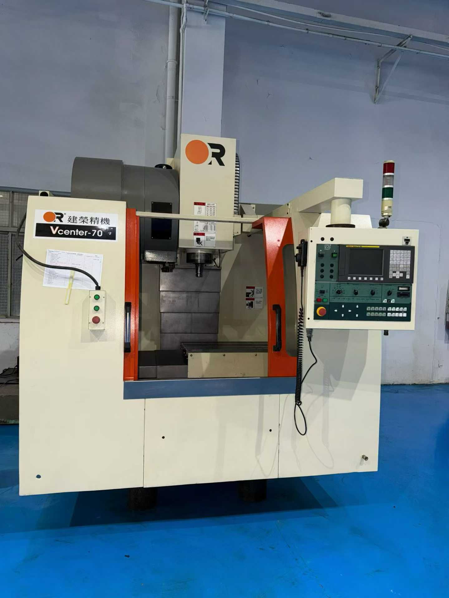 เครื่องแมชชีนนิ่งเซ็นเตอร์แนวตั้ง Jianrong Vcenter-70 มือสอง พร้อมระบบควบคุม Fanuc MD