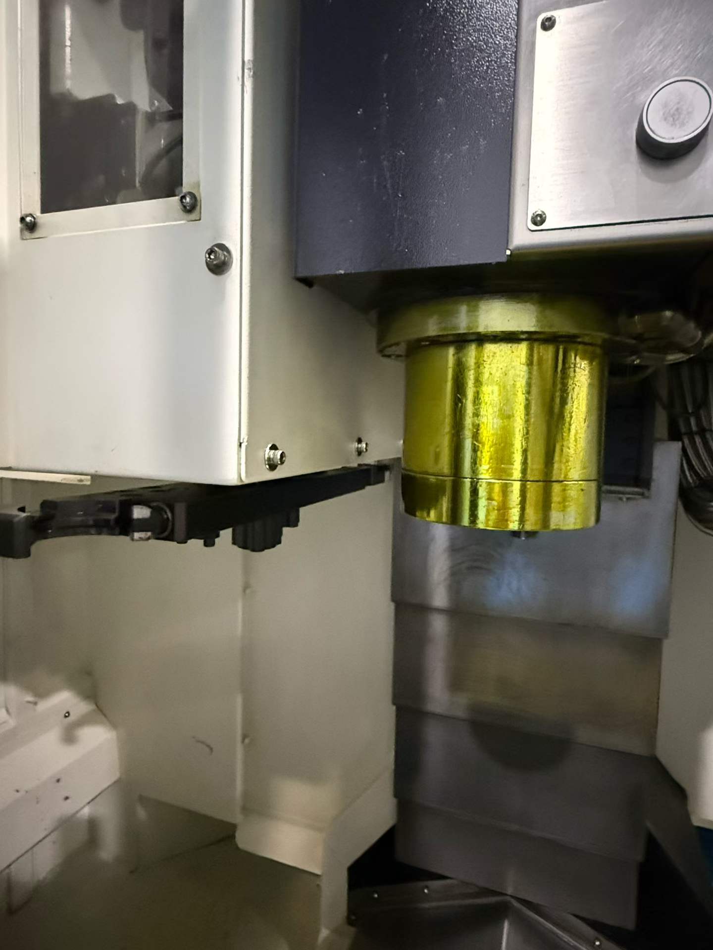 Used YCM NCV 56 AM Machining Center with FANUC MXP 200 FA photo 4