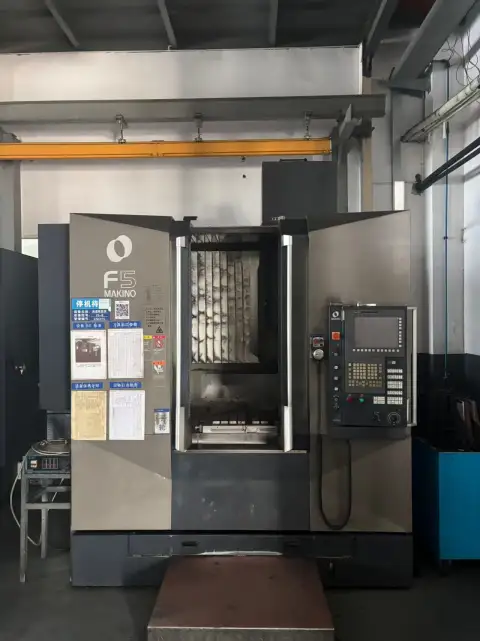 Centro de mecanizado vertical de alta velocidad Makino F 5 usado (2 unidades disponibles)