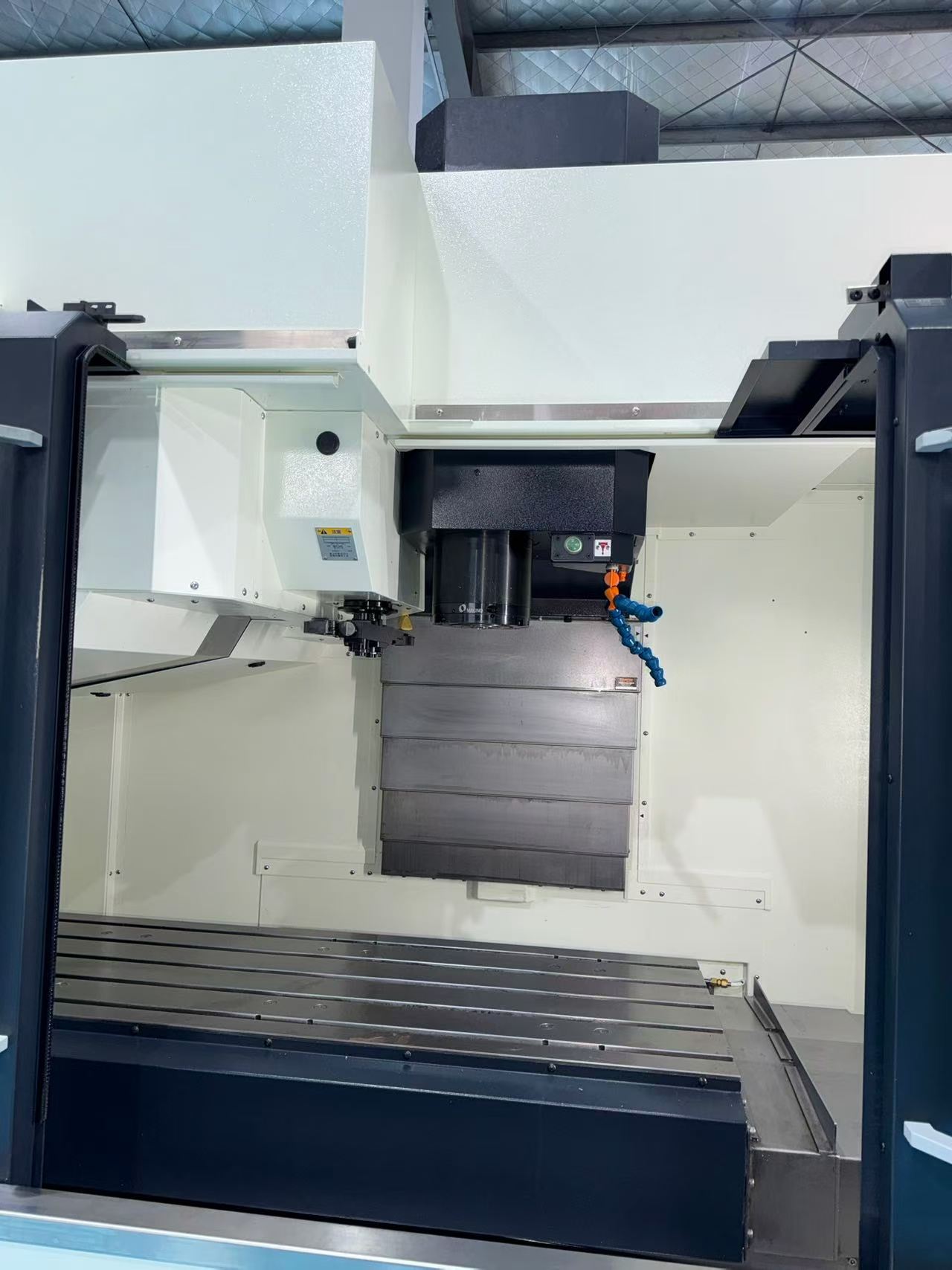 Used Makino PS 105 High-Precision Vertical Machining Center photo 3