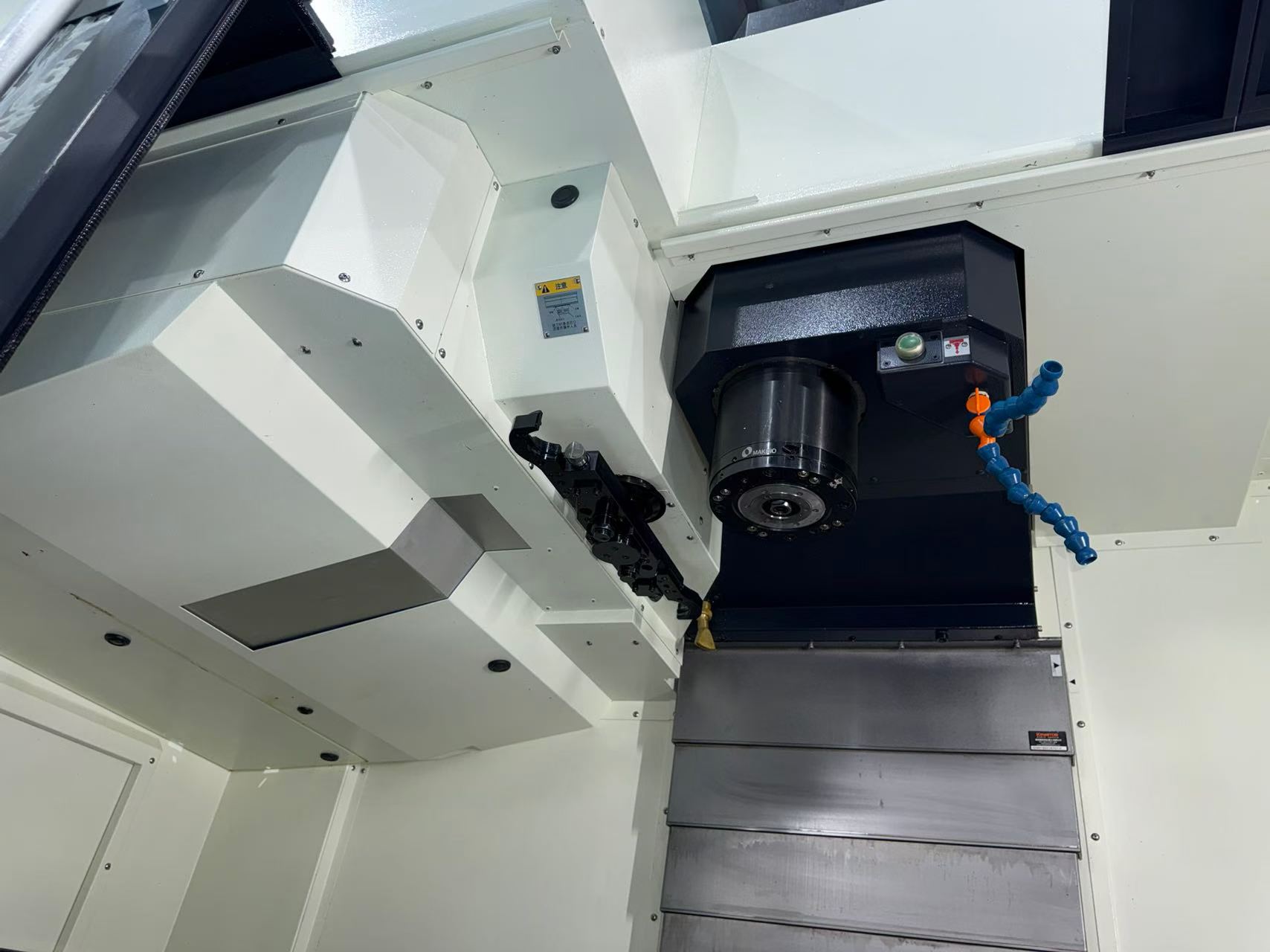 Used Makino PS 105 High-Precision Vertical Machining Center photo 4