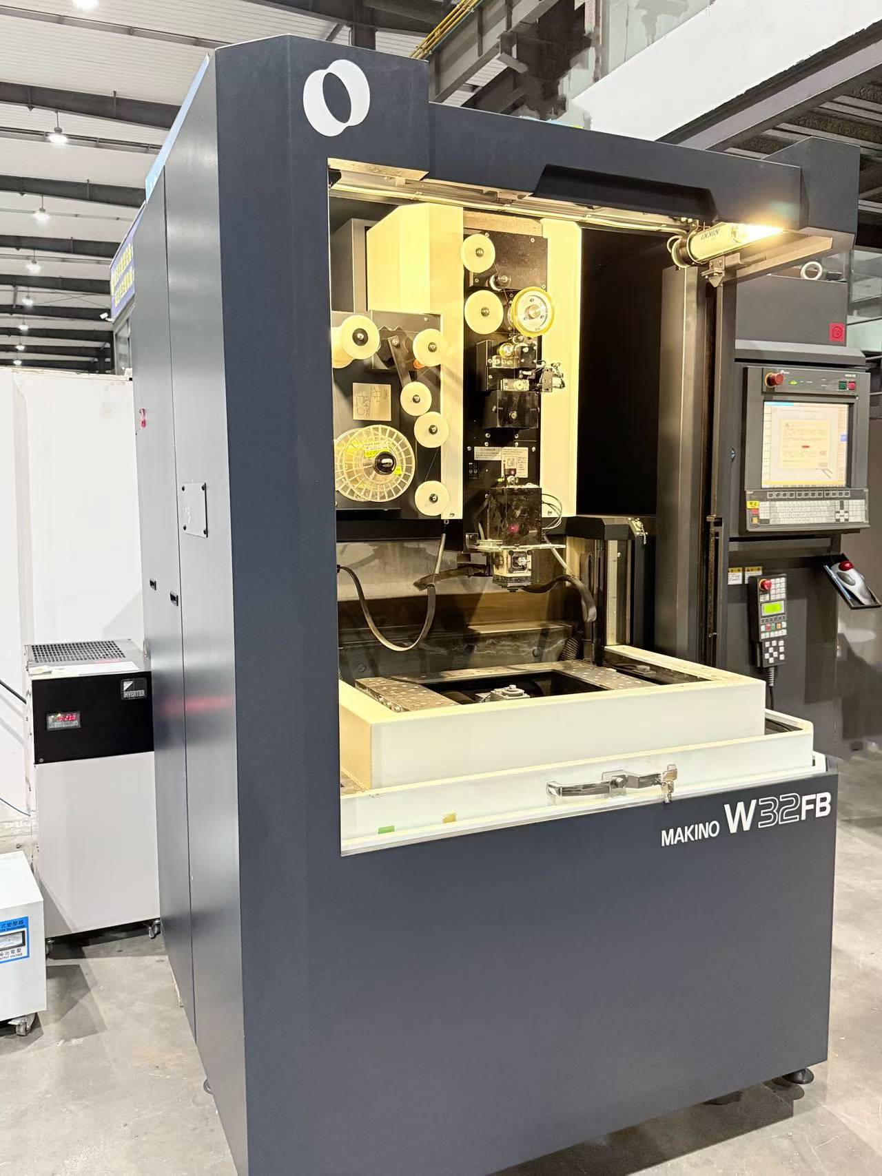 เครื่องจักร EDM ลวด Makino W 32 FB มือสอง ระดับไฮเอนด์