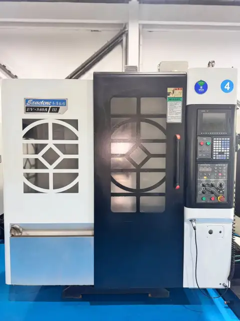 Centro de taladrado y roscado CNC Qizhun EV 540 A usado