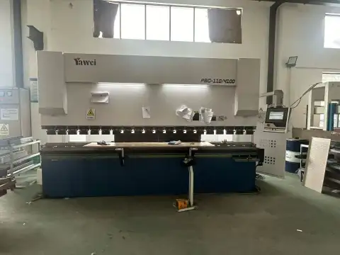 Plegadora CNC electrohidráulica Jiangsu Yawei PBG 110/4100 de 2024 con control Delem 53 T