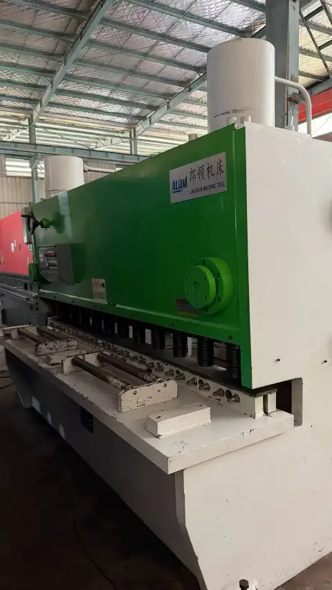 ماكينة قص مقصلة Nanjing Langdun شبه جديدة مقاس 20 مم × 2.5 م مع نظام تحكم MD 11