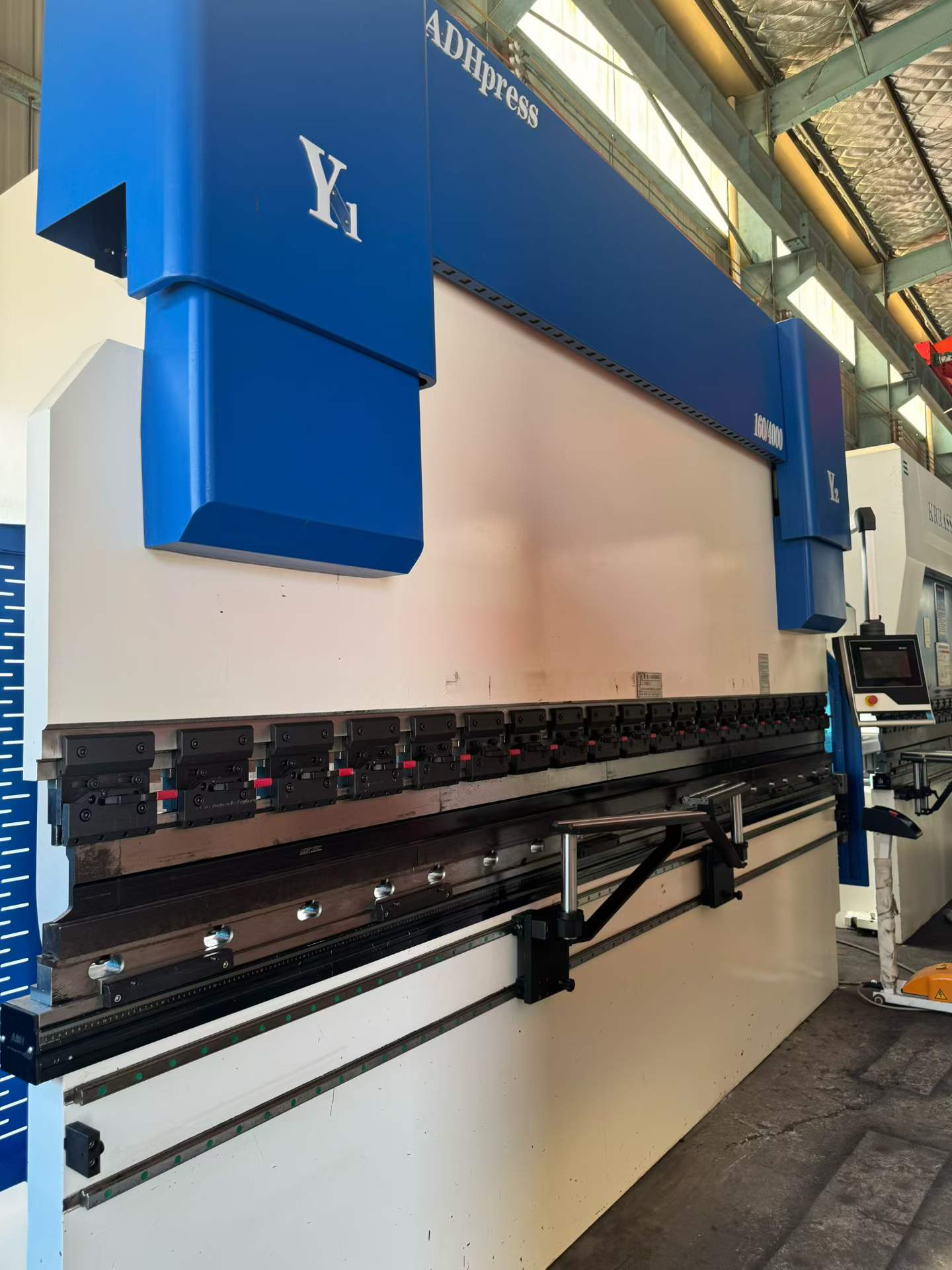 Used Anhui Donghai 160-Ton 4-Meter CNC Press Brake with 53 T Control photo 5