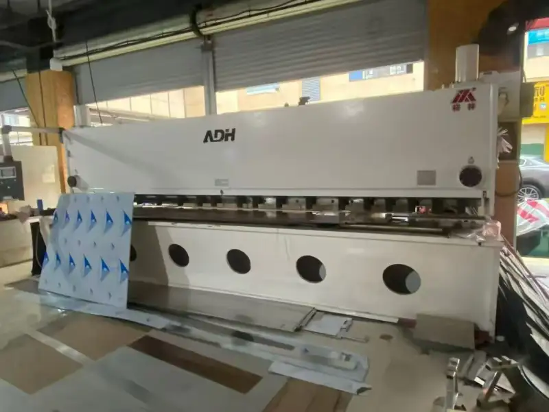 Used Anhui Donghai 6/5000 Guillotine Shearing Machine 95% New photo 1