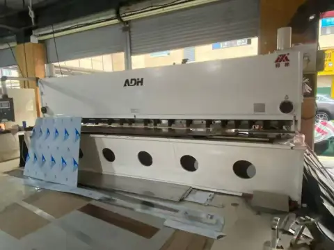 ماكينة قص الصاج بالمقصلة Anhui Donghai 6/5000 مستعملة بحالة جديدة 95%