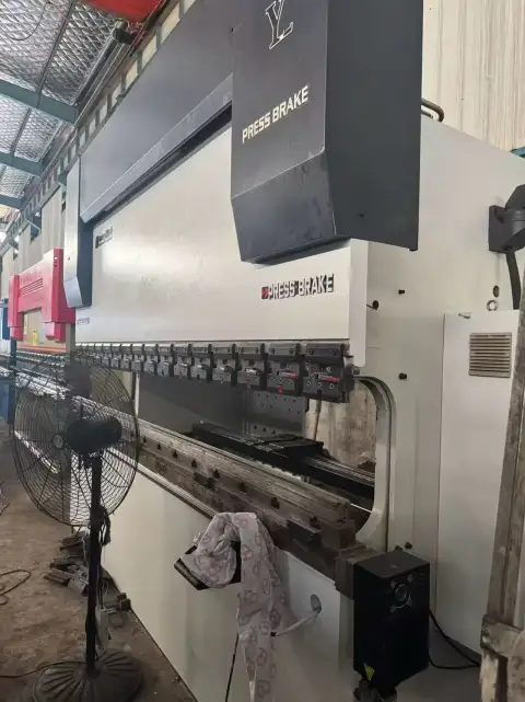 مكبس ثني كهروهيدروليكي CNC Bangwei 125 T 3 م 4+1+2 محاور