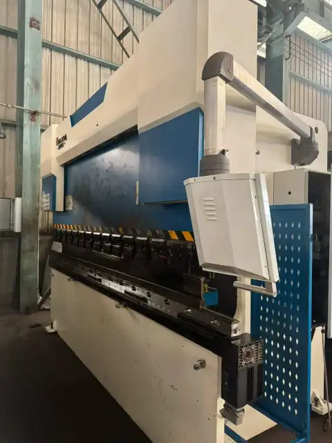مكبس ثني CNC ثنائي السيرفو بقوة 130 طن وطول 3.2 متر بحالة شبه جديدة مع نظام تحكم TP 10 للبيع