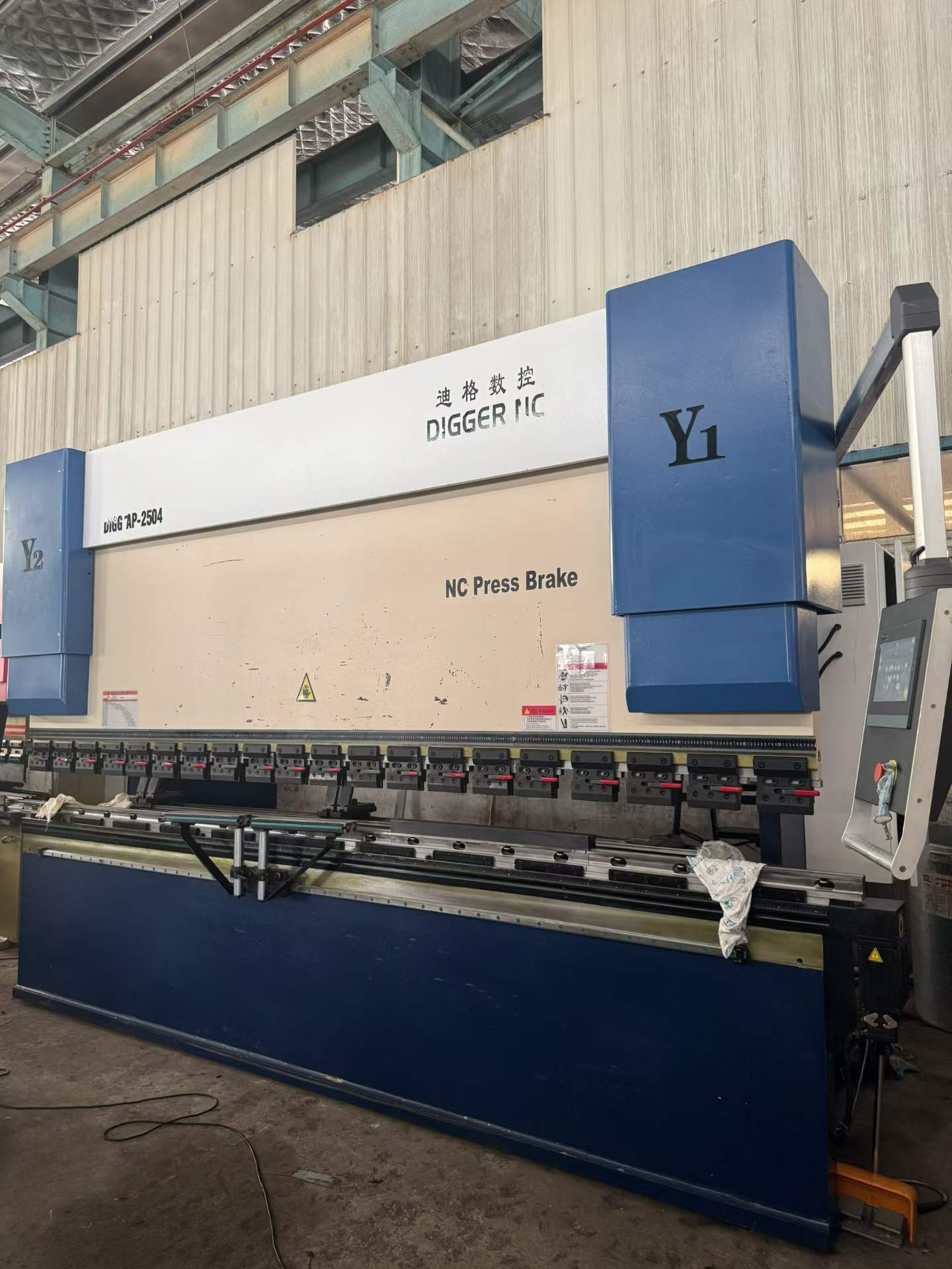 مكبس ثني CNC Dige 250/4000 مستعمل (2024، استخدام منخفض)