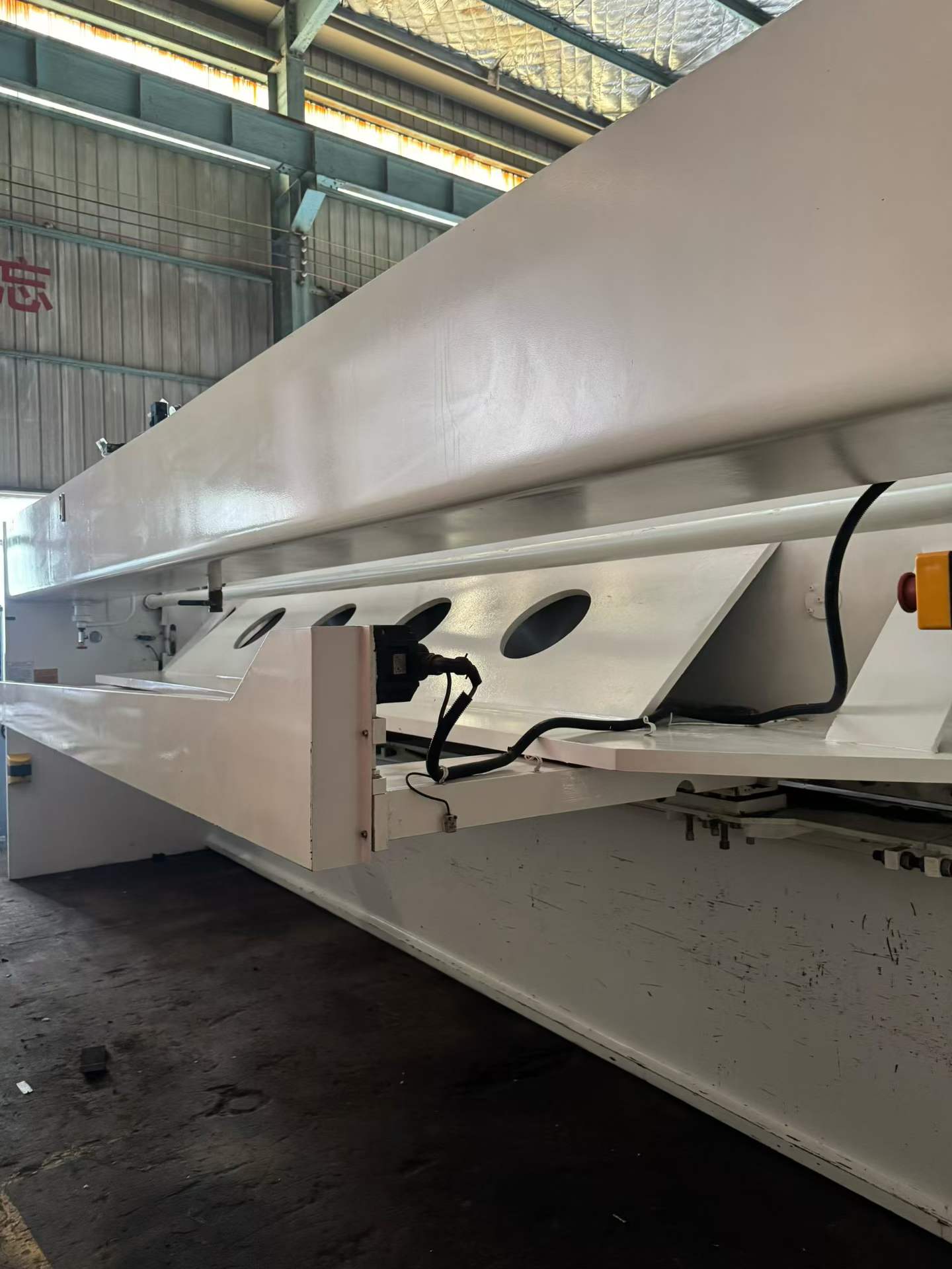 Used Donghai Yuxiang 6 x 5000 CNC Shearing Machine with P 40 T Control photo 5