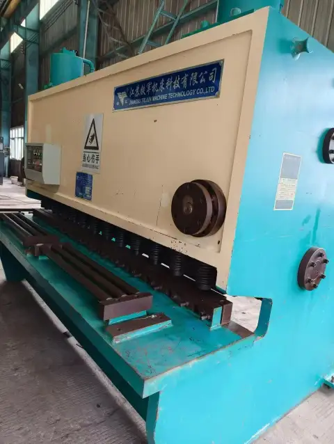 เครื่องตัดเหล็กแผ่นแบบกิโยติน Jiangsu Tiejun 20 x 2.5 m มือสอง พร้อมระบบควบคุม E 21 S