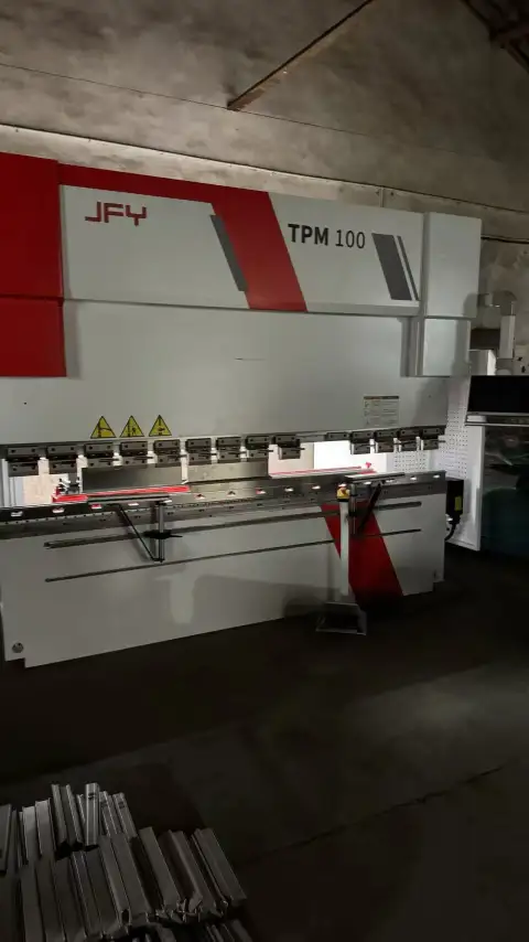 مكابح ضغط Jinfangyuan TPM-100/3100 بقدرة 100 طن وطول 3100 مم، كهربائية هيدروليكية 4+1 محاور