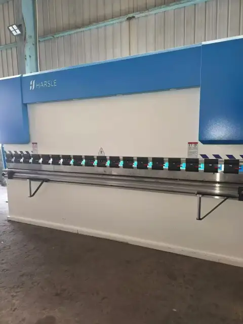 مكبس ضغط CNC Nanjing Haas 125/4000 E 21 – تم تركيبه في 2024، لم يُستخدم أبدًا
