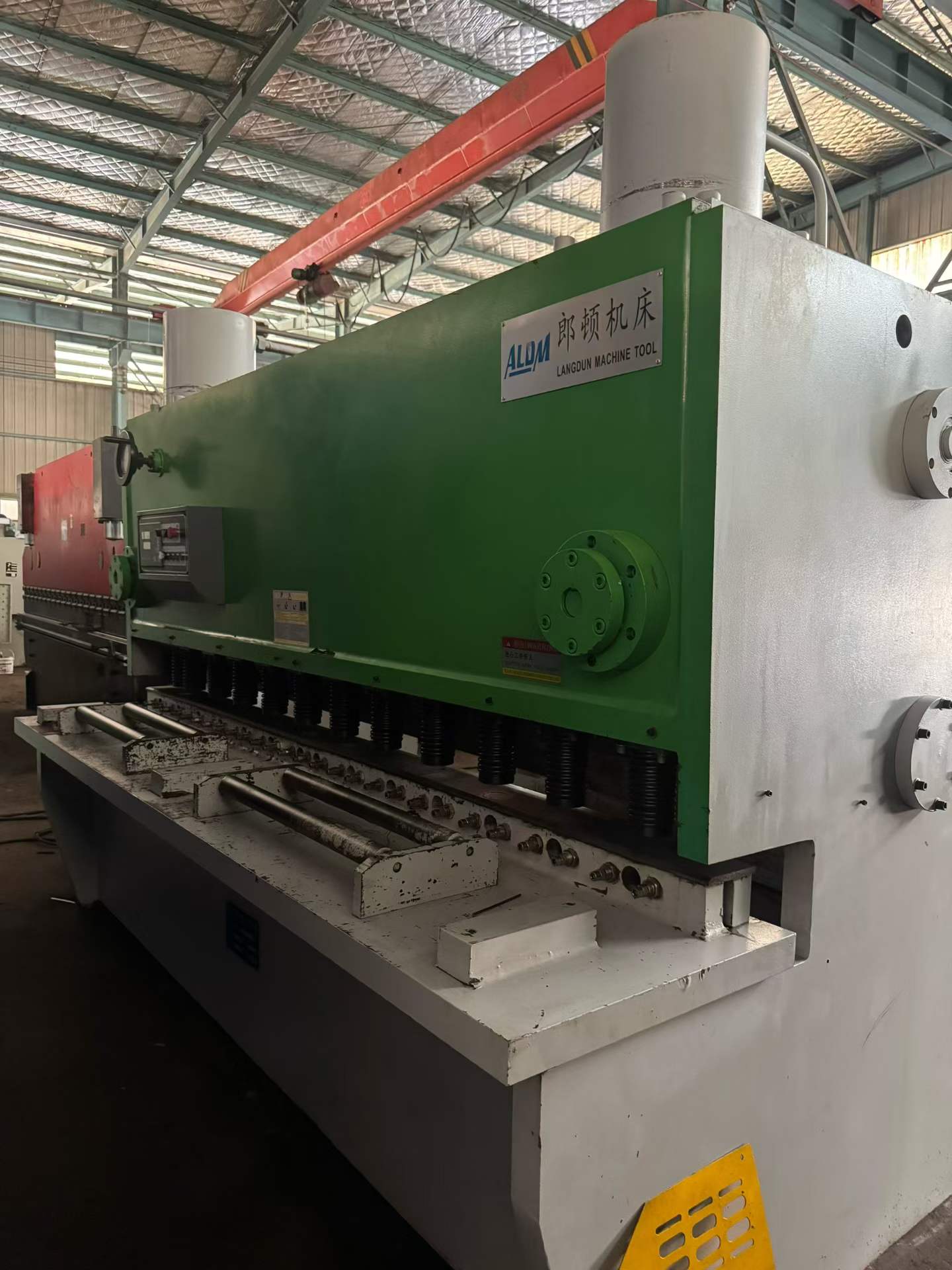 เครื่องตัดโลหะ Nanjing Landun 20 x 2.5 เมตร มือสอง