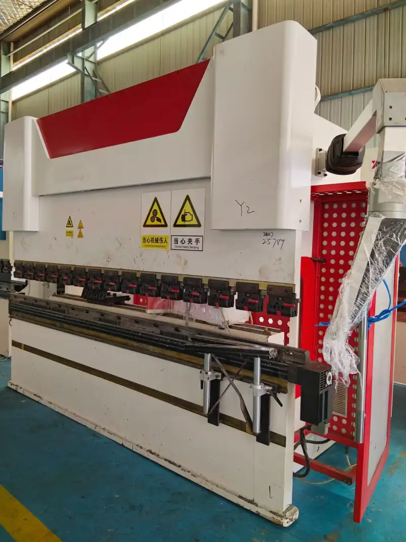2023 Nanjing Lianpeng 130 T/3.2 M Electro-Hydraulic Servo Press Brake for Sale photo 1