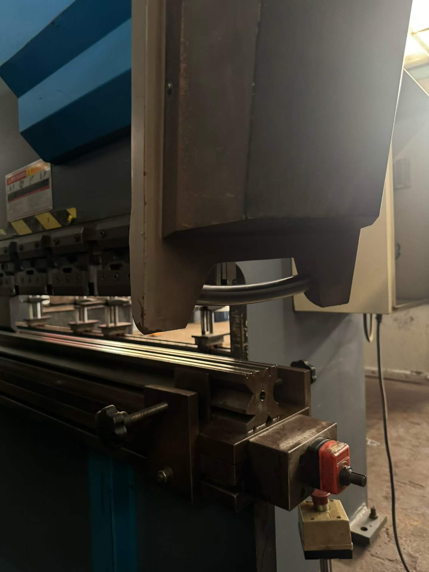 Used Nanjing Parman 125-Ton 4-Meter Twin Servo CNC Press Brake photo 4