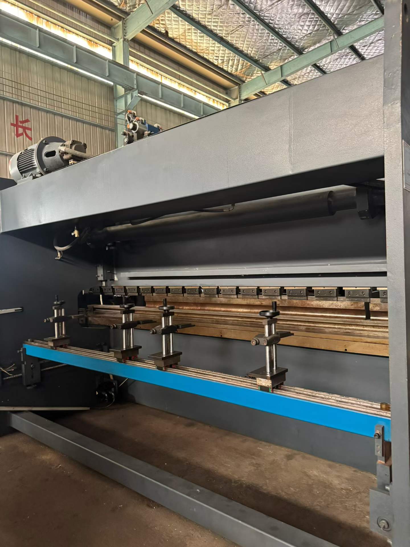 Used Nanjing Parman 125-Ton 4-Meter Twin Servo CNC Press Brake photo 5