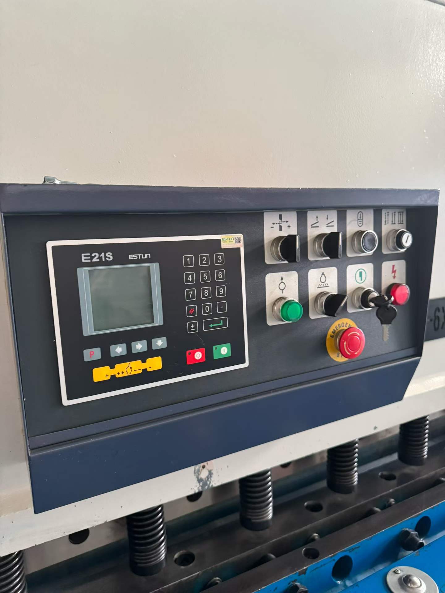Used Nantong Donghai 6 x 2.5 m Guillotine Shearing Machine photo 2