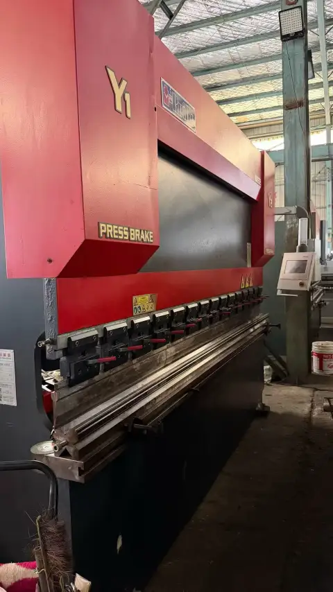 مكبح ضغط CNC ثنائي السيرفو شبه جديد بقوة 100 طن × 3.2 متر مع نظام تحكم TP10
