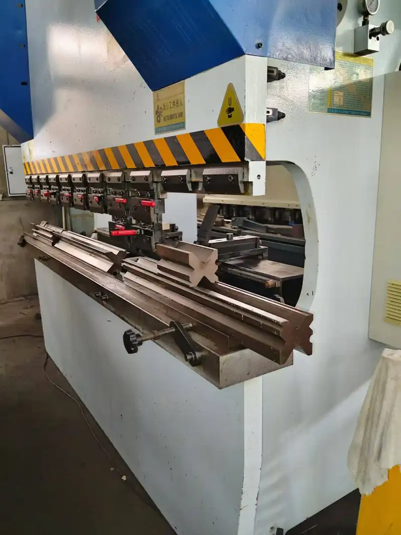 Used 160 Ton 2.5 m Dual Servo Torsion Shaft CNC Press Brake photo 1