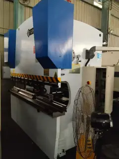Used 160 Ton 2.5 m Dual Servo Torsion Shaft CNC Press Brake photo 4