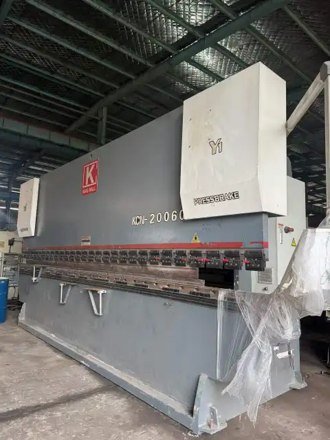 مكبس ثني CNC ثلاثي السيرفو مستعمل Jinqiu 2023 بقوة 200 طن وطول 6 أمتار