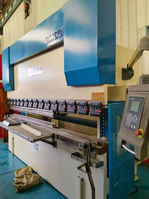 Plegadora CNC usada Anhui Yawei de 100 toneladas x 3,2 m con eje de torsión y doble servomotor