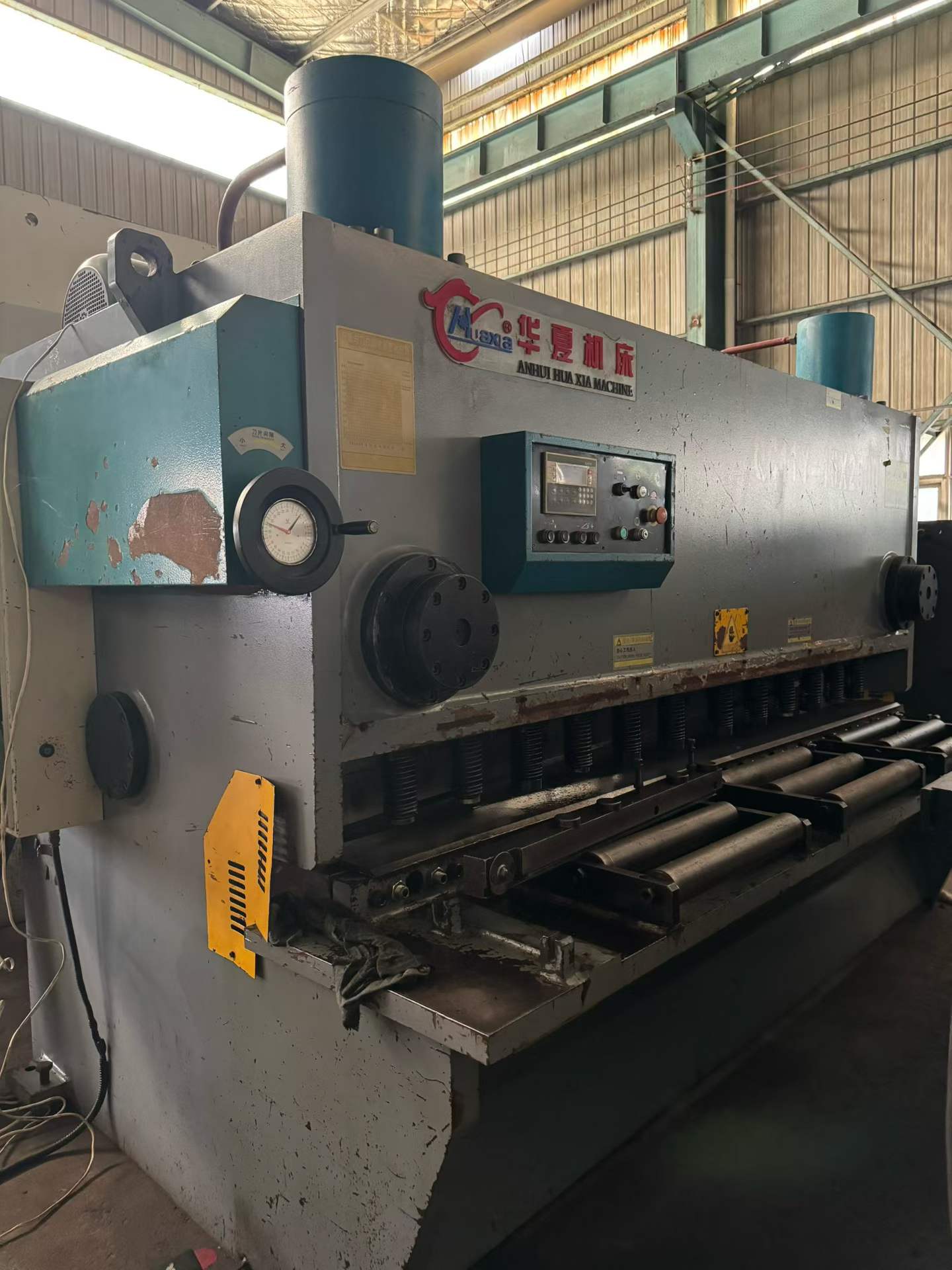 Used Huaxia 16 x 2500 Guillotine Shearing Machine