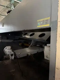 Used Huaxia 16 x 2500 Guillotine Shearing Machine photo 3