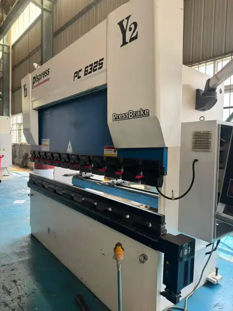 مكبس ثني CNC ثلاثي السيرفو مستعمل من Jiangsu Kaifeng بقدرة 63 طن وطول 2500 مم