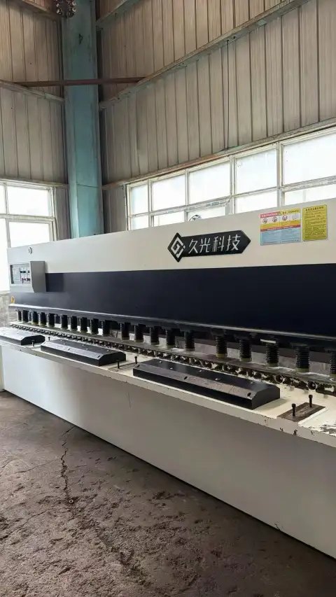 مقص هيدروليكي مستعمل Jiuguang 6 مم × 4 م مع نظام CNC 100