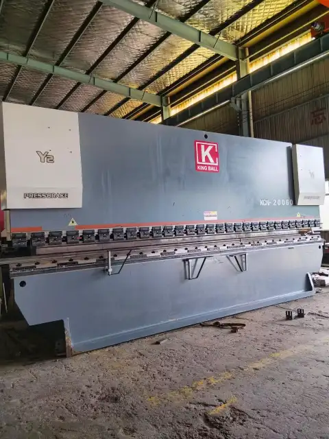 مكبس ثني CNC مزدوج السيرفو من نانجينغ جينكيو 200 طن 6 أمتار مستعمل
