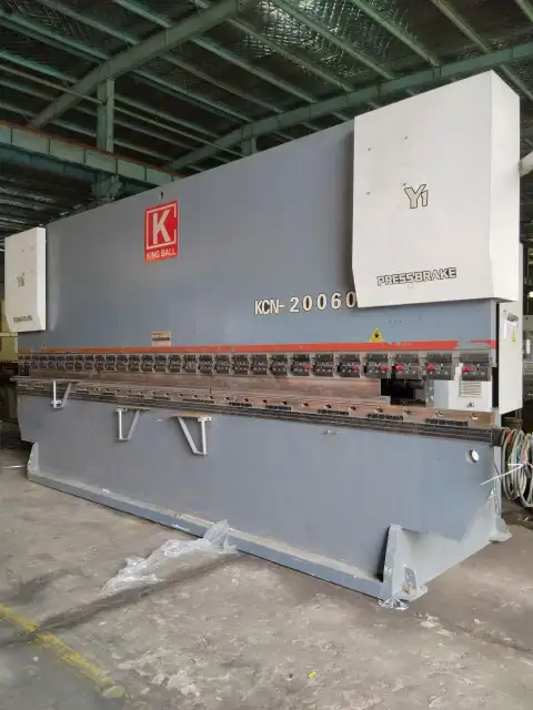 مكابح ضغط CNC ثلاثية السيرفو مستعملة Nanjing Jinqiu 200 طن 6000 مم