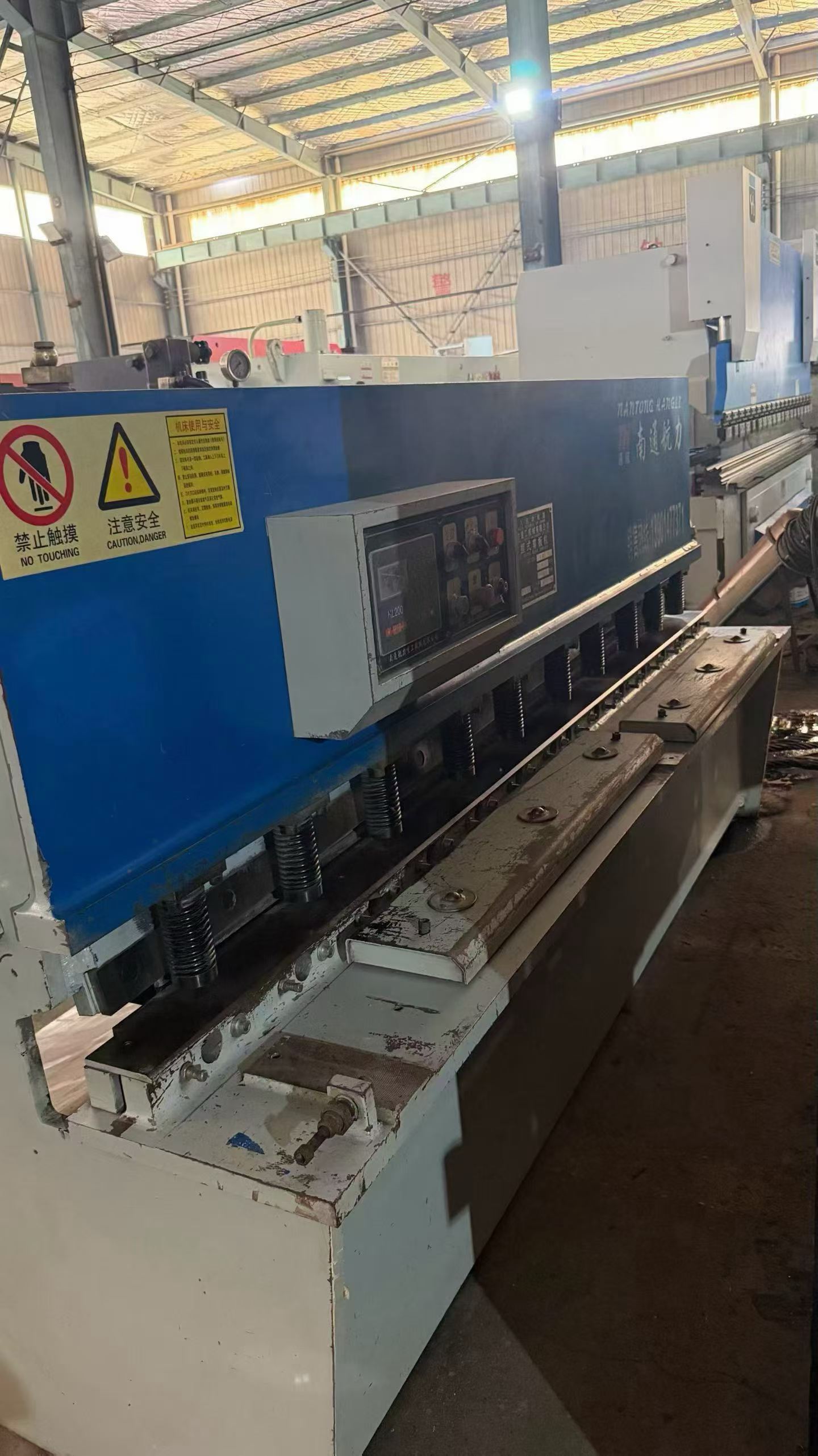 Used Nantong Hangli Shearing Machine (4 mm x 2500 mm)