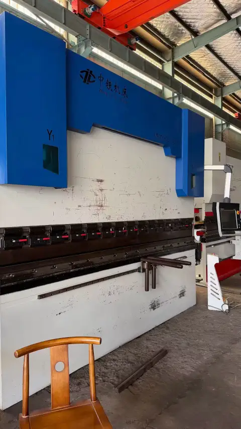 Plegadora electrohidráulica Nantong Zhongtie de 220 toneladas y 3,2 m usada con control 53 T