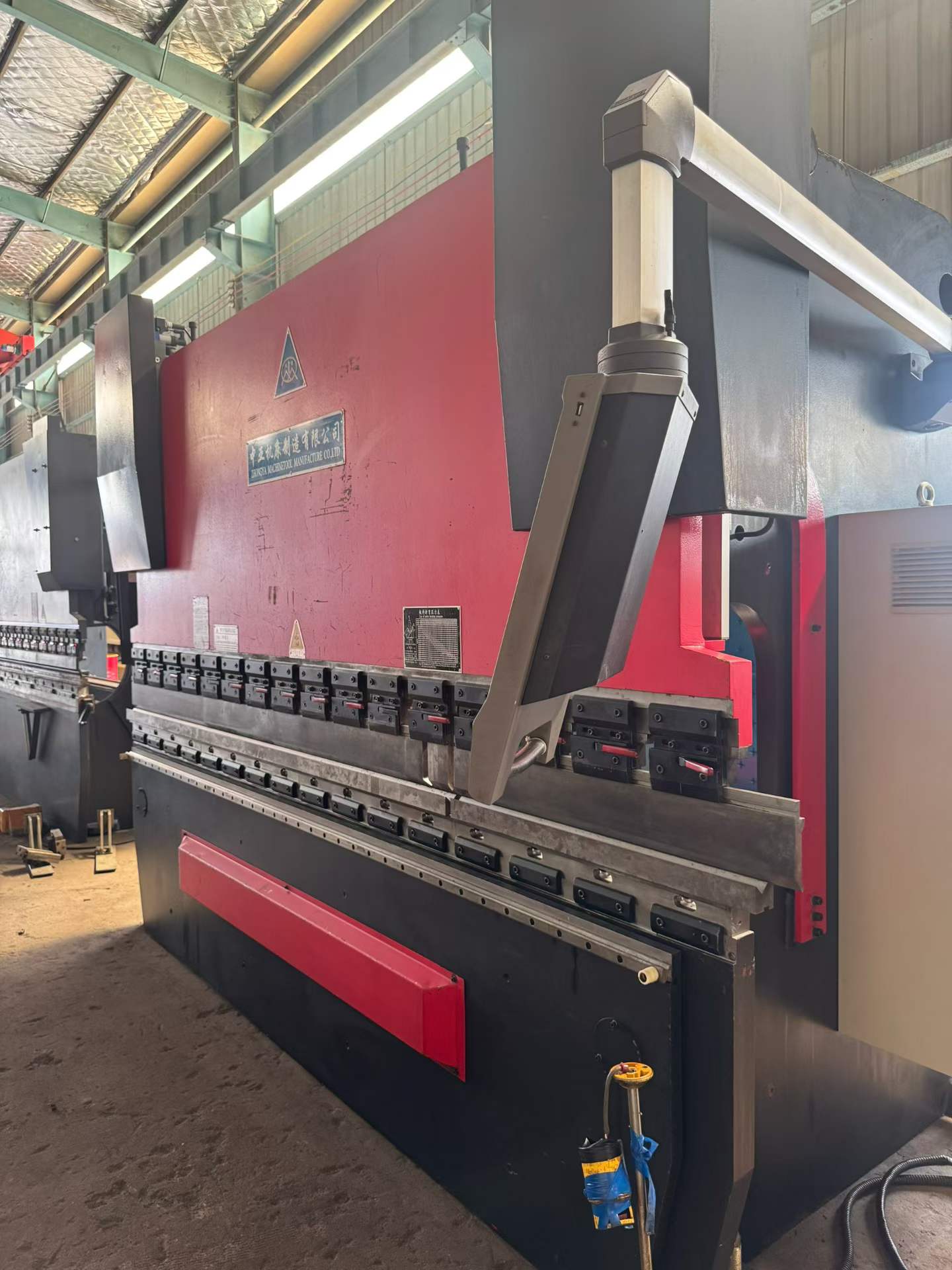ماكينة ثني CNC كهربائية هيدروليكية Zhongya 100 T 3.2 m مستعملة