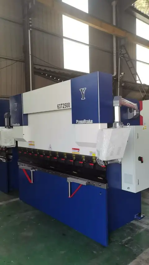 مكابس ثني CNC بسيرفو مزدوج 63/2500 جديدة كلياً متوفرة بالمخزون