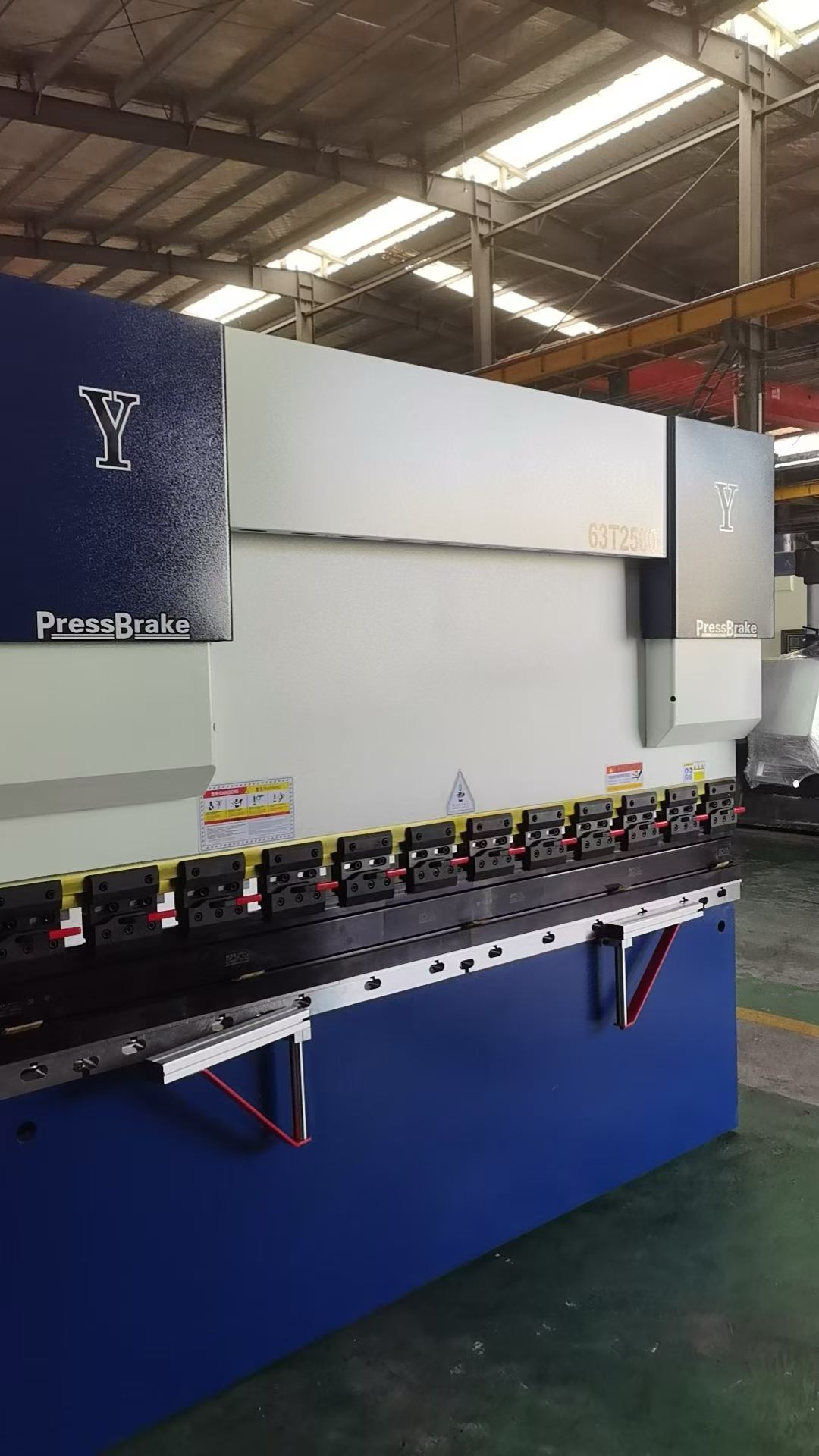 Brand New 63/2500 Dual Servo CNC Press Brake in Stock photo 3