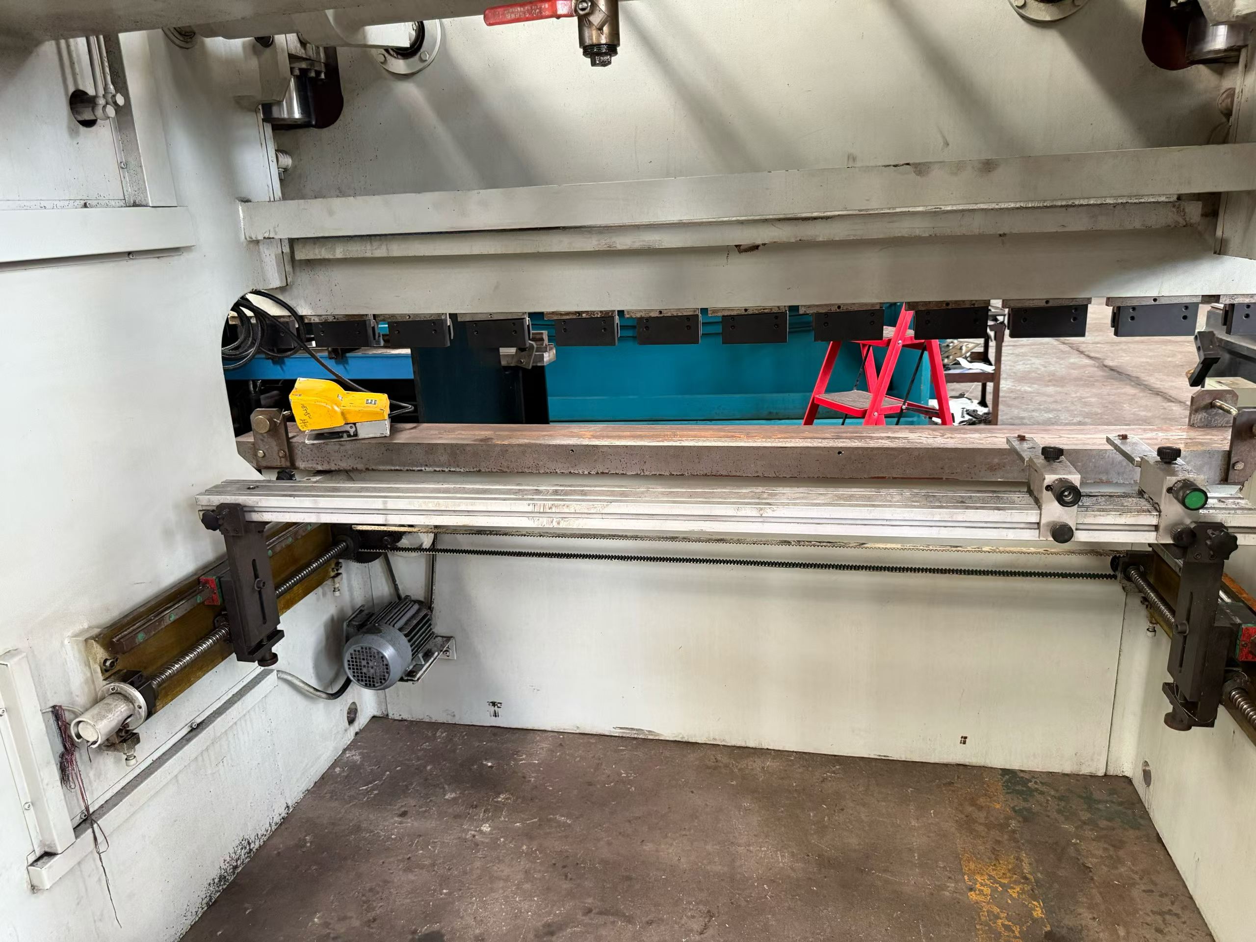 Used 125-Ton 2500 mm Press Brake with Estun E 21 S Control photo 3