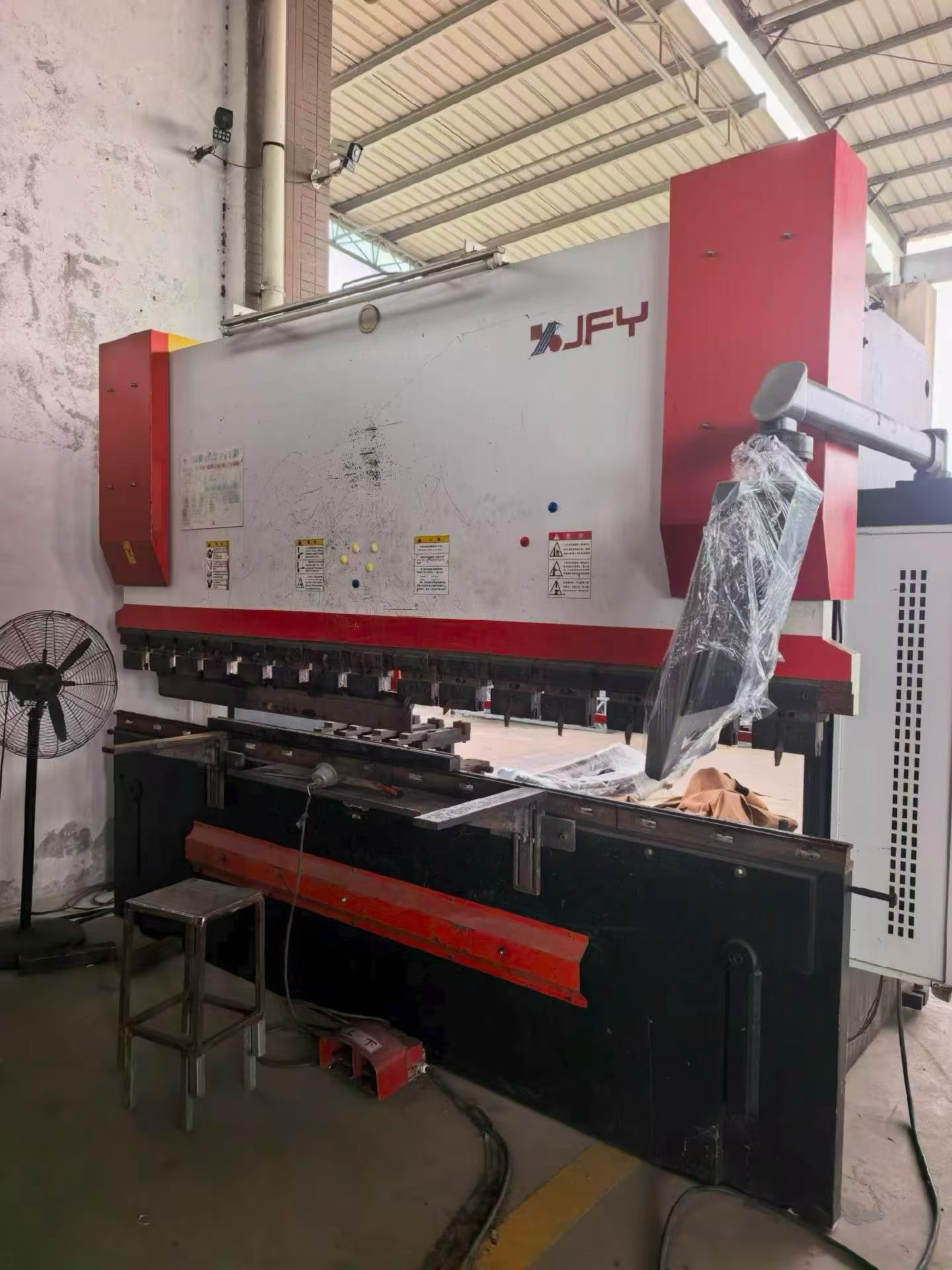 Used Jiangsu Jinfangyuan 100/3100 Electro-Hydraulic Press Brake