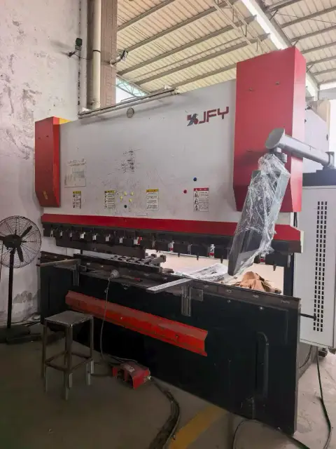 مكبس ثني إلكترو-هيدروليكي Jiangsu Jinfangyuan 100/3100 مستعمل