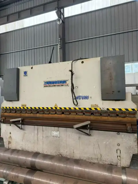 เครื่องพับโลหะ CNC Shanghai Bohai 250 ตัน 4 เมตร มือสอง พร้อมระบบ E 21