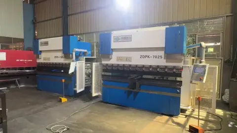 مكبس طي CNC ثنائي السيرفو Sino-German TP 10 S 70 طن / 2500 مم مستعمل