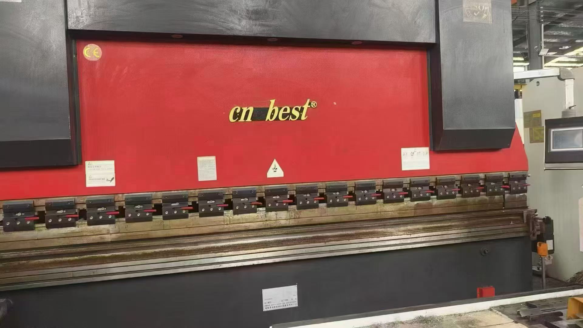 Used 160 Ton 4 Meter Dual Servo CNC Press Brake with Electro-Mechanical Compensation Worktable photo 1