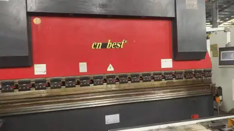 مكابح ضغط CNC ثنائية السيرفو مستعملة 160 طن 4 أمتار مع طاولة تعويض كهروميكانيكية