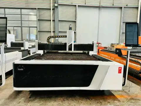 Máquina de corte por láser de fibra Bodor 3015 de 3000 W, mesa única, usada 2024, casi nueva