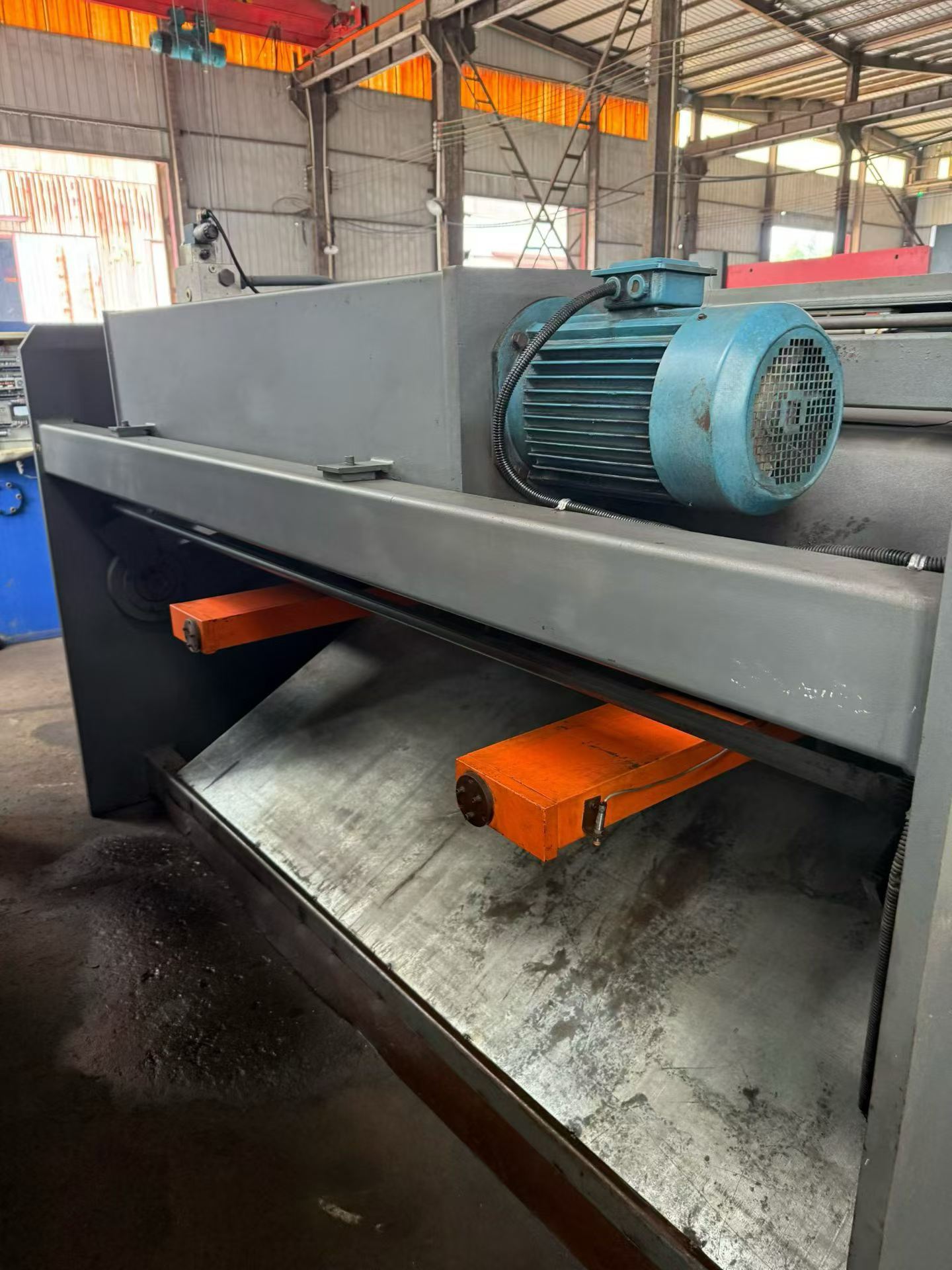 Used 6 x 2500 Shearing Machine, Installed and Little Used photo 3