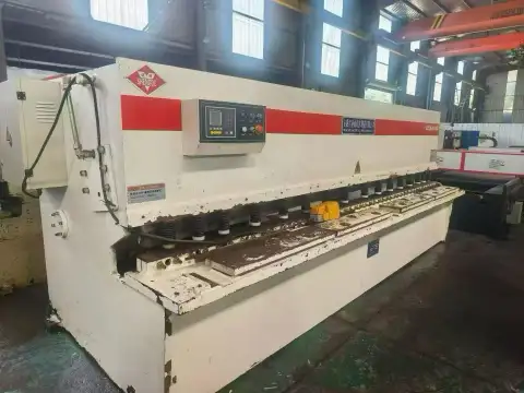 ماكينة قص مستعملة من Anhui Yawei 8 مم × 4000 مم